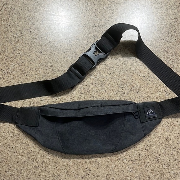 Black phany pack, only used a few times. Lots of space. - Picture 1 of 3